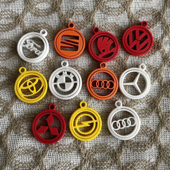 Auto logo piekariņi