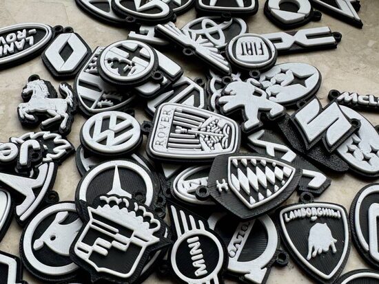 Auto piekariņi, Melns ar baltu uzrakstu